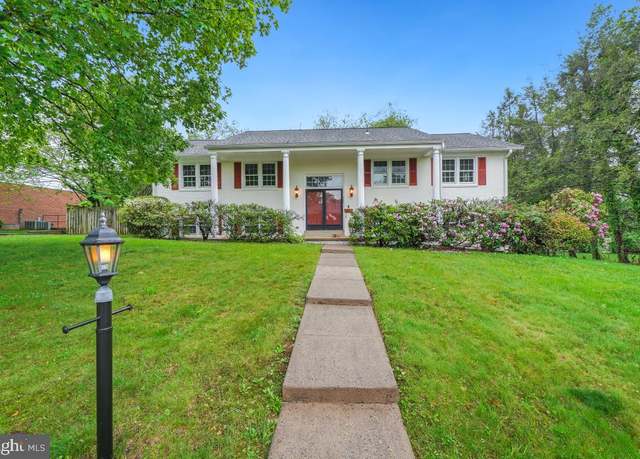 Property at 305 North St NE, Leesburg, VA 20176, 5 beds, 3 baths