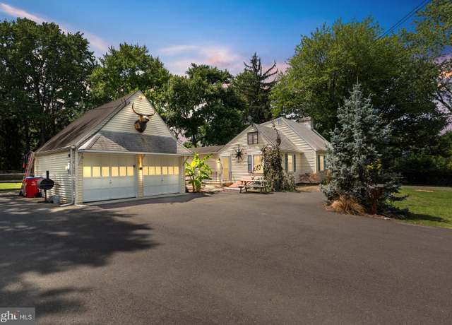 Property at 102 E Bristol Rd, Warminster, PA 18974, 4 beds, 1.5 baths