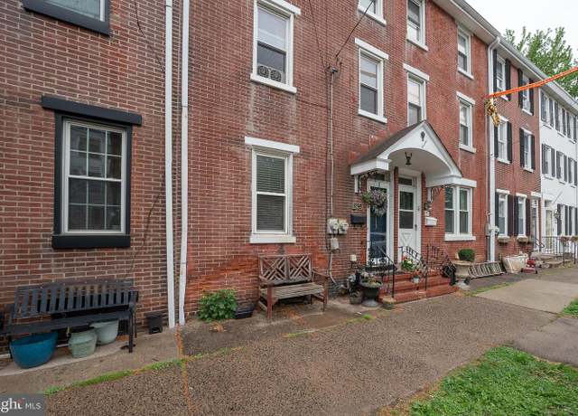 Property at 325 Washington Ave, Phoenixville, PA 19460, 4 beds, 1.5 baths
