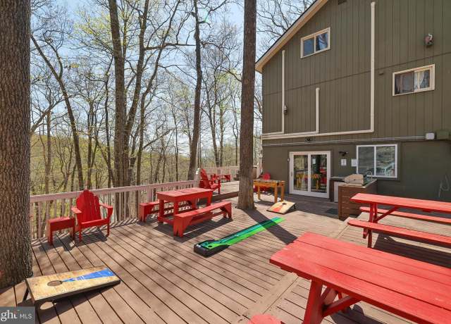 Property at 163 Cambridge Ct, Bushkill, PA 18324, 5 beds, 2 baths