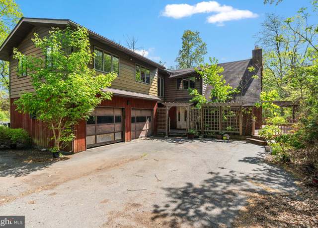 Property at 6601 Crown Ln, Zionsville, PA 18092, 5 beds, 3.5 baths