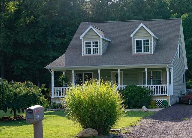 Property at 225 Wakefield Dr, Colonial Beach, VA 22443, 4 beds, 2.5 baths