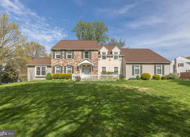 Property at 8 Mayflower Cir, Holland, PA 18966, 4 beds, 2.5 baths