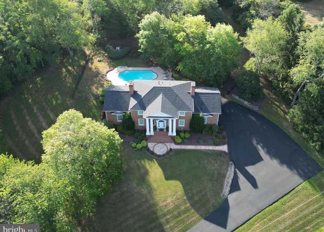 Property at 300 Locust Dale Rd, Front Royal, VA 22630, 4 beds, 4 baths