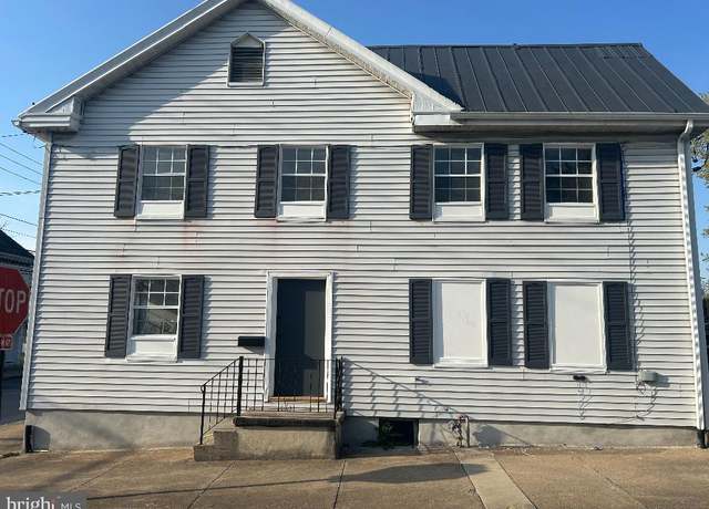 Property at 401 E Washington St, Chambersburg, PA 17201, 4 beds, 2 baths