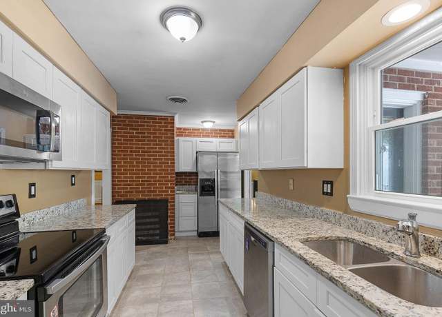 Property at 1008 Harbour Dr, Stafford, VA 22554, 4 beds, 3 baths