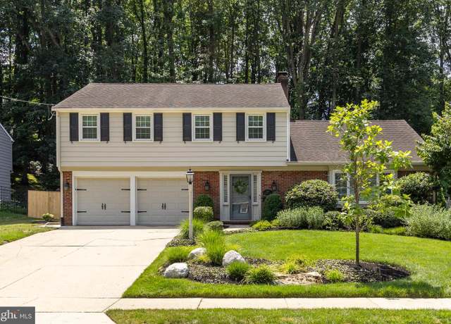 Property at 109 Bentwood Dr, Cherry Hill, NJ 08034, 4 beds, 2.5 baths
