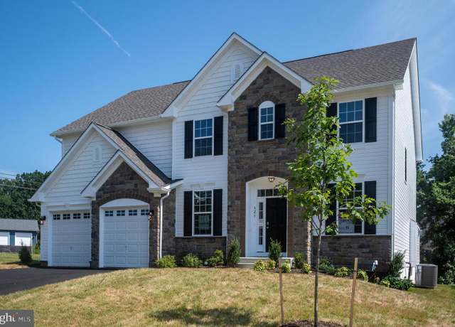 Property at 623 Plainview Dr, Fredericksburg, VA 22405, 4 beds, 3.5 baths
