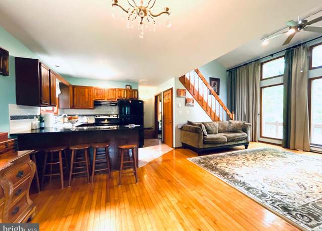 Property at 183 Radcliff Rd, Bushkill, PA 18324, 3 beds, 2 baths