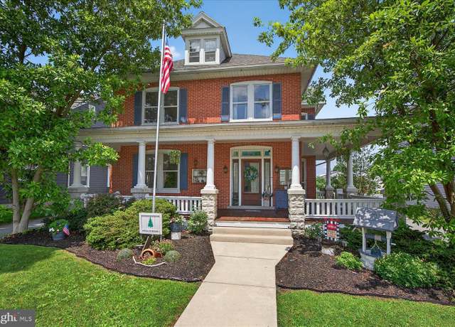 Property at 1039 E Main St, New Holland, PA 17557, 4 beds, 1.5 baths