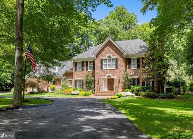 Property at 9800 Arnon Chapel Rd, Great Falls, VA 22066, 5 beds, 4.5 baths