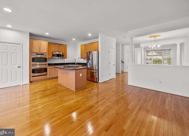 Property at 2457 Battery Hill Cir, Woodbridge, VA 22191, 4 beds, 3.5 baths