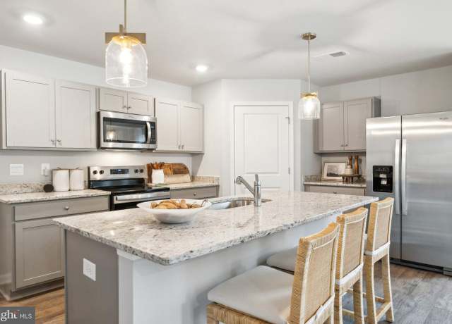 Property at 17 River Oak Dr, Staunton, VA 24401, 4 beds, 2 baths
