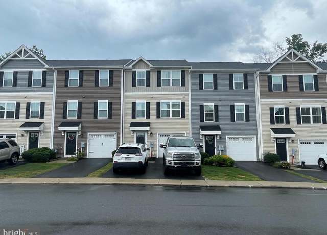 Property at 12 Foxwood Dr, Gilbertsville, PA 19525, 3 beds, 2.5 baths