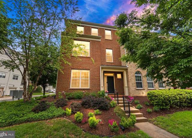 Property at 19436 Coppermine Sq, Leesburg, VA 20176, 5 beds, 4.5 baths