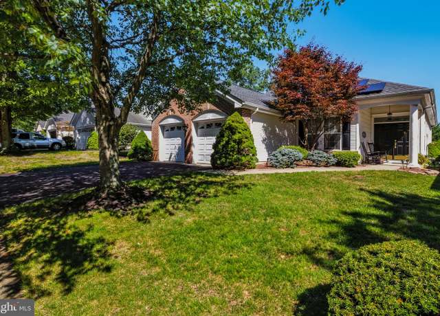 Property at 5 Greenfields Dr, Lakewood, NJ 08701, 3 beds, 2 baths
