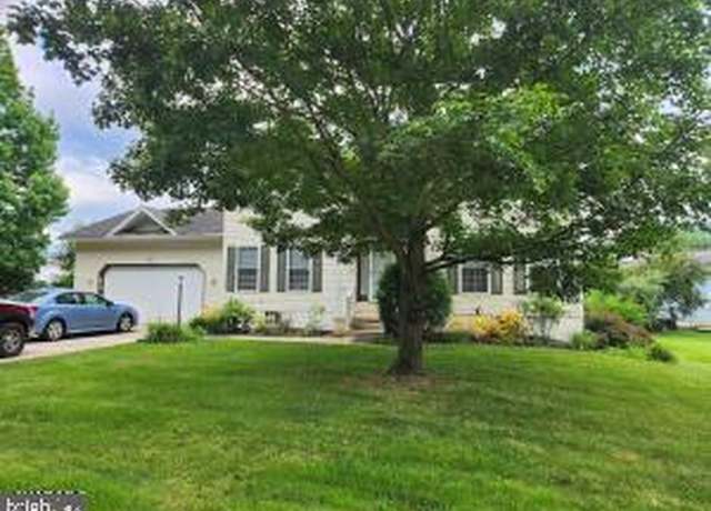 Property at 153 Richards Dr, Hollidaysburg, PA 16648, 4 beds, 2.5 baths