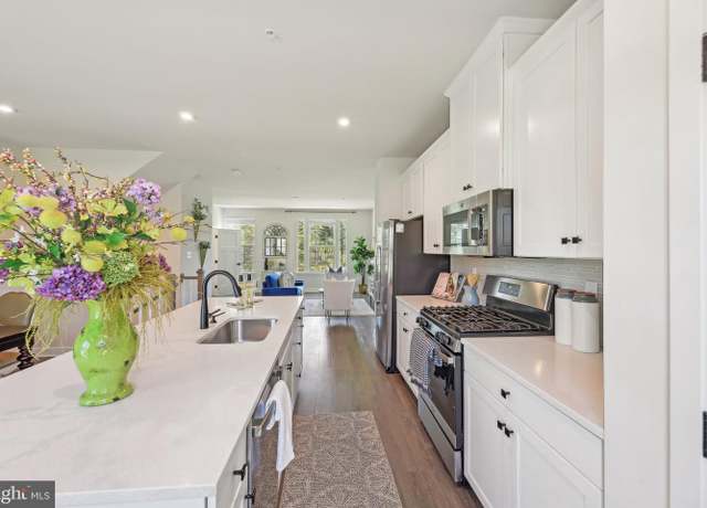 Property at 9504 Autumn Berry Pl, Montgomery Village, MD 20886, 4 beds, 3 baths