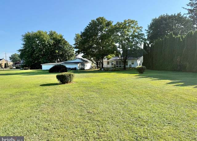 Property at 868 Greenbriar Rd, York, PA 17404, 2 beds, 2 baths