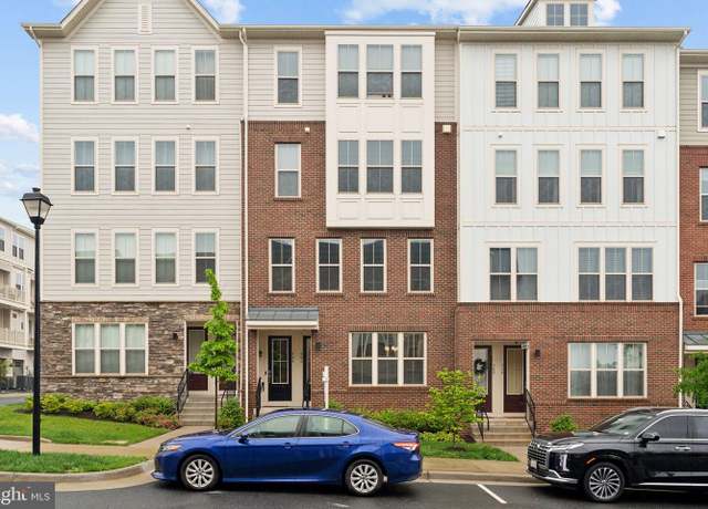 Property at 906 California Dr NE, Leesburg, VA 20176, 3 beds, 2.5 baths