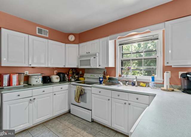 Property at 17 Farm Haven Ct, Rockville, MD 20852, 6 beds, 3.5 baths