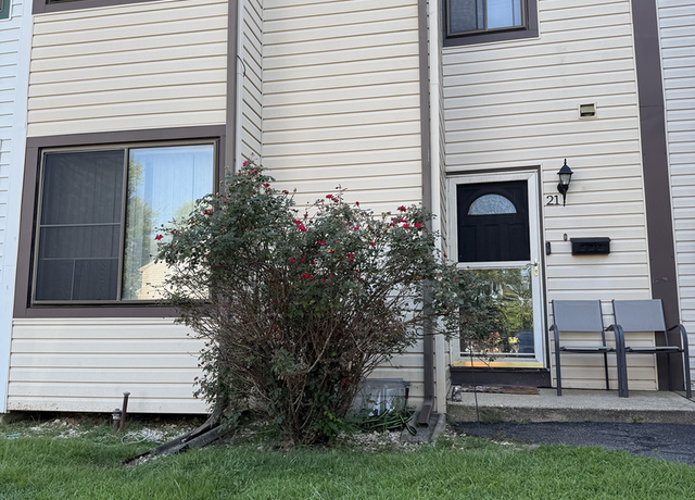 Property at 21 Coachlight Ct, New Castle, DE 19720, 3 beds, 1.5 baths