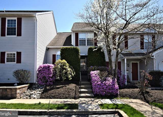 Property at 204 Stratford Ct, Lansdale, PA 19446, 2 beds, 2.5 baths