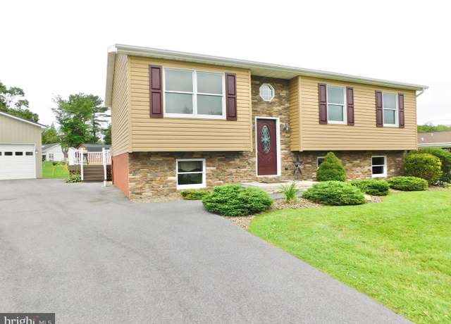 Property at 102 Alpine Dr, Altoona, PA 16602, 3 beds, 2 baths