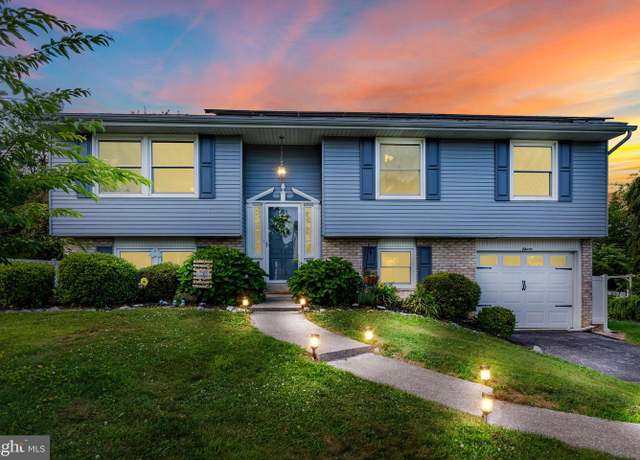 Property at 11 Manor Dr, Mechanicsburg, PA 17055, 3 beds, 2.5 baths
