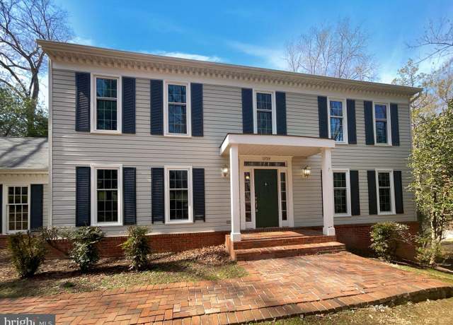Property at 2724 Valestra Cir, Oakton, VA 22124, 4 beds, 3.5 baths