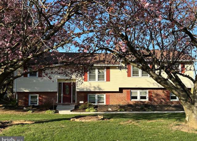 Property at 2176 Oakwood Dr, Hanover, PA 17331, 5 beds, 2 baths