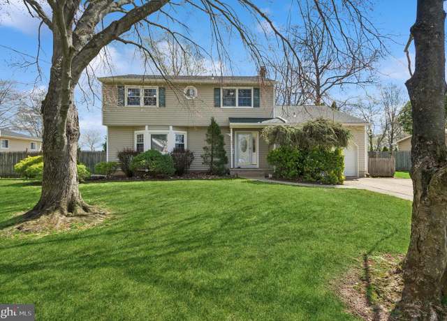 Property at 31 Yorkshire Dr, Hightstown, NJ 08520, 4 beds, 2.5 baths