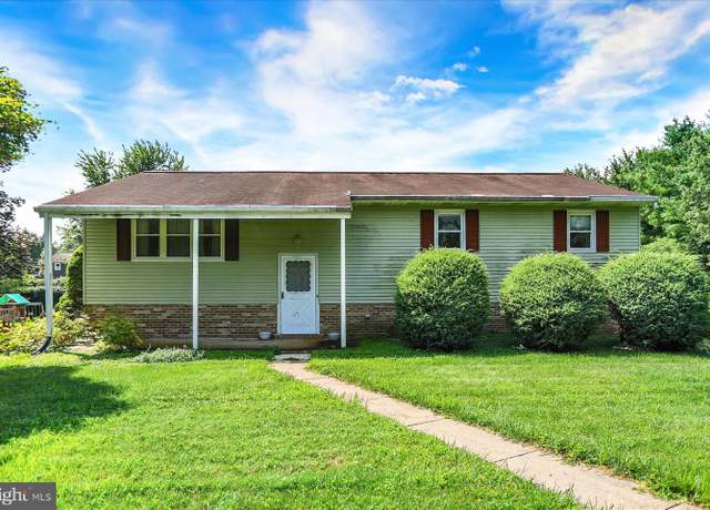 Property at 15 Parkside Dr, Hummelstown, PA 17036, 3 beds, 2.5 baths