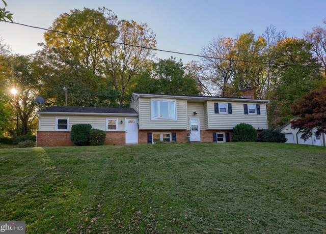 Property at 60 N Conestoga Dr, Lancaster, PA 17602, 6 beds, 3 baths
