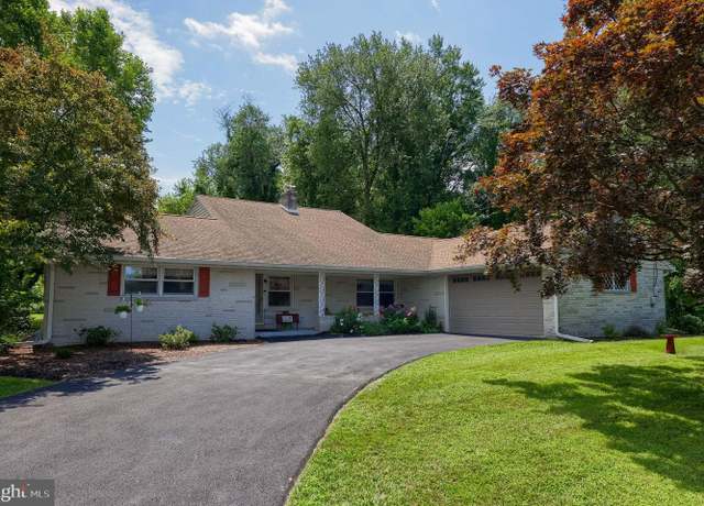 Property at 18 Greenbriar Dr, York, PA 17407, 4 beds, 2.5 baths