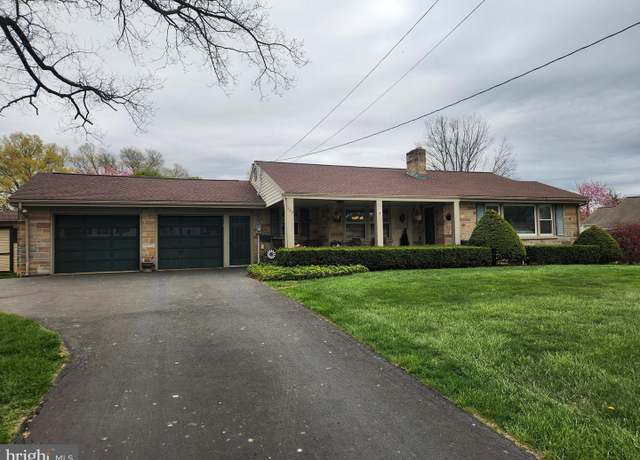 Property at 590 E Jackson St, New Holland, PA 17557, 3 beds, 2 baths