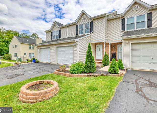 Property at 26 Lorenzo Ct, Matawan, NJ 07747, 2 beds, 2.5 baths