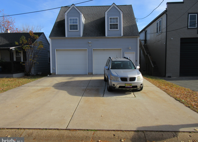 Property at 303 E Hazeldell Ave, New Castle, DE 19720, 3 beds, 1.5 baths