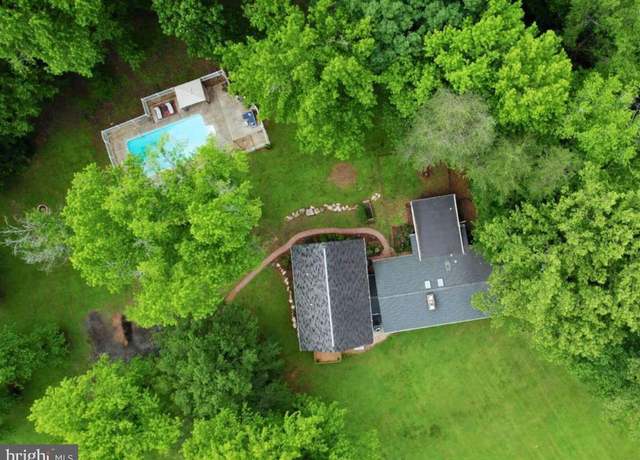 Property at 6612 Briarcroft St, Clifton, VA 20124, 6 beds, 5.5 baths