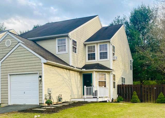 Property at 7 Danielle Ln, Coatesville, PA 19320, 2 beds, 2.5 baths