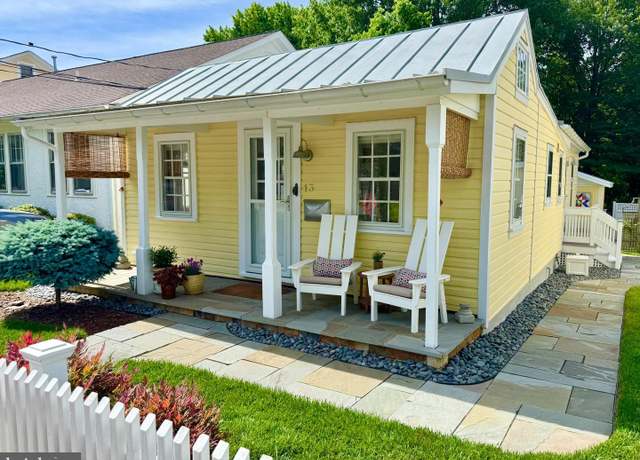 Property at 13 Union St NW, Leesburg, VA 20176, 2 beds, 1 bath