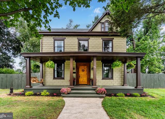 Property at 421 C St, Carlisle, PA 17013, 5 beds, 2.5 baths