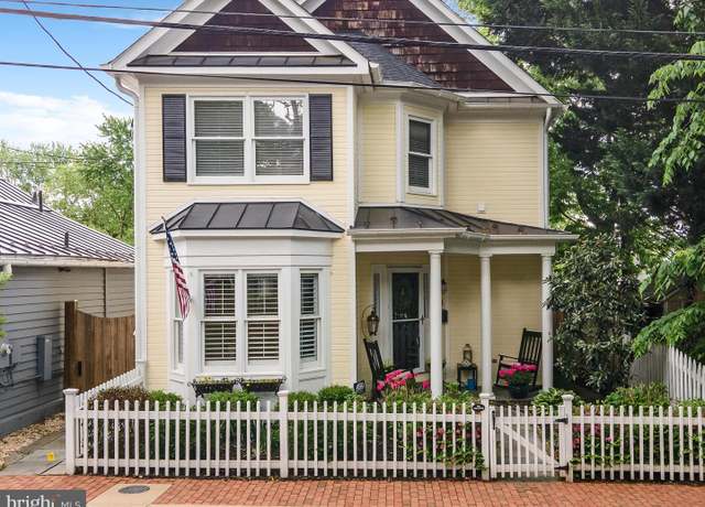 Property at 18 Ayr St SW, Leesburg, VA 20175, 3 beds, 2.5 baths