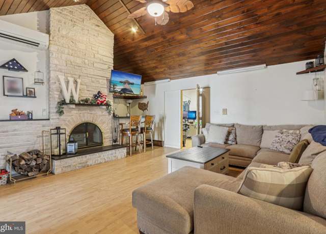 Property at 29 Vividleaf Ln, Levittown, PA 19054, 4 beds, 3 baths