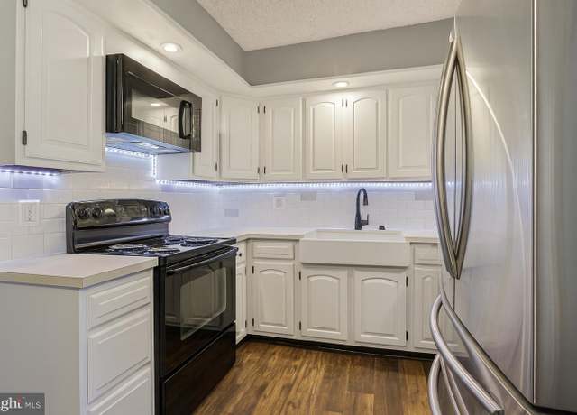 Property at 29 Vividleaf Ln, Levittown, PA 19054, 4 beds, 3 baths