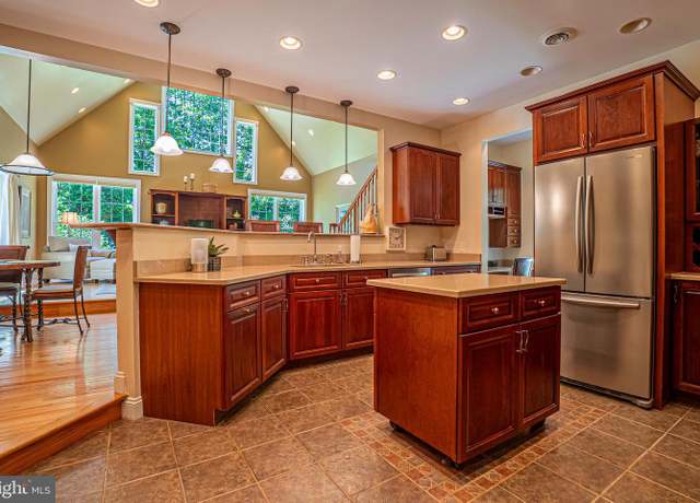 Property at 402 Crestview Dr, Frostburg, MD 21532, 5 beds, 5.5 baths