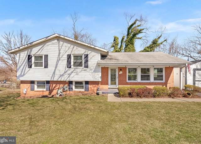 Property at 610 W Maple Ave W, Sterling, VA 20164, 3 beds, 2.5 baths