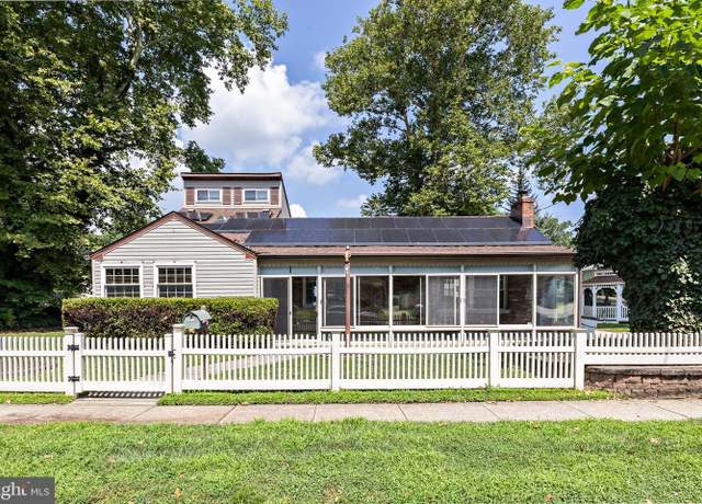 Property at 325 Albany Ave, Barrington, NJ 08007, 2 beds, 1.5 baths