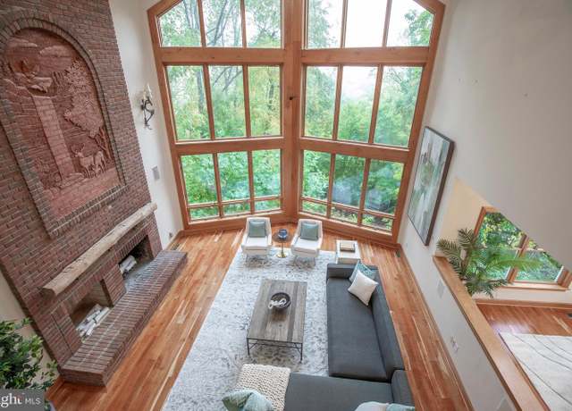 Property at 520 Johanna Dr, Sellersville, PA 18960, 5 beds, 3.5 baths