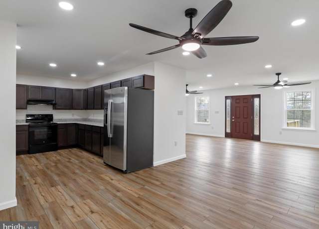 Property at 285 Runaway Ct, Berkeley Springs, WV 25411, 5 beds, 4 baths
